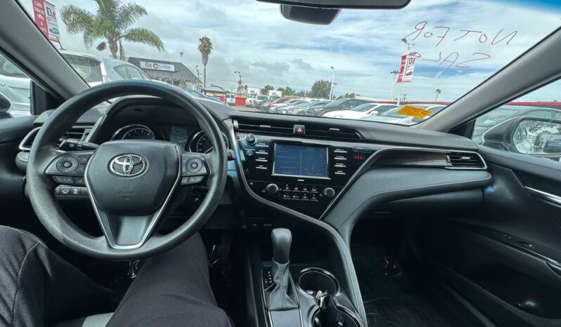 
								2020 Toyota camry LE Sedan 4D full									