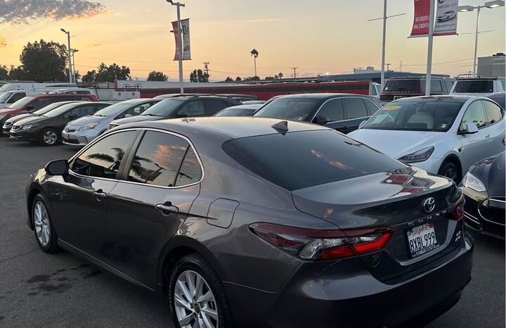 
								2021 Toyota camry LE Sedan 4D full									