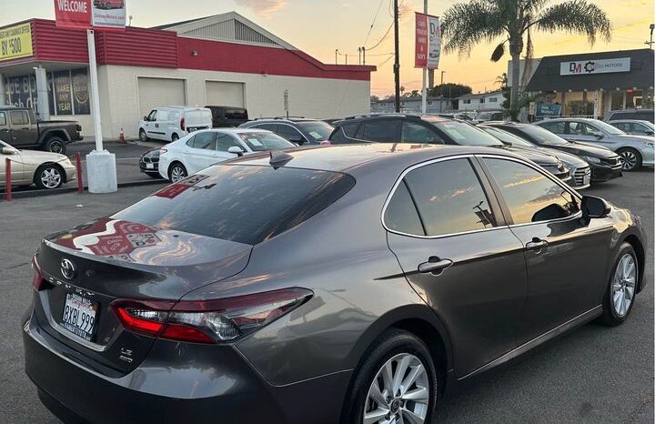 
								2021 Toyota camry LE Sedan 4D full									