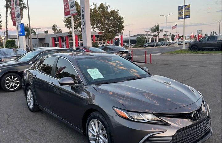 
								2021 Toyota camry LE Sedan 4D full									