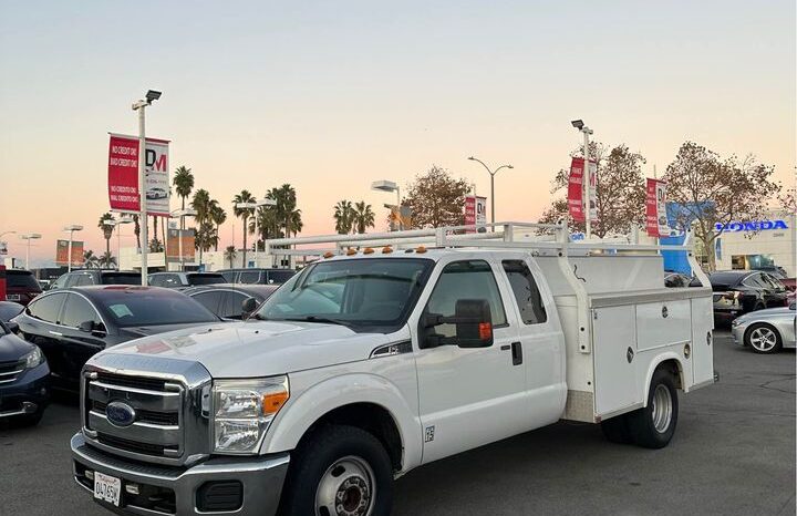 
								2015 Ford f350 super duty crew cab & chassis XL Cab & Chassis 4D full									