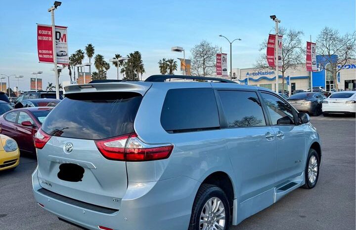 
								2015 Toyota sienna XLE Minivan 4D full									