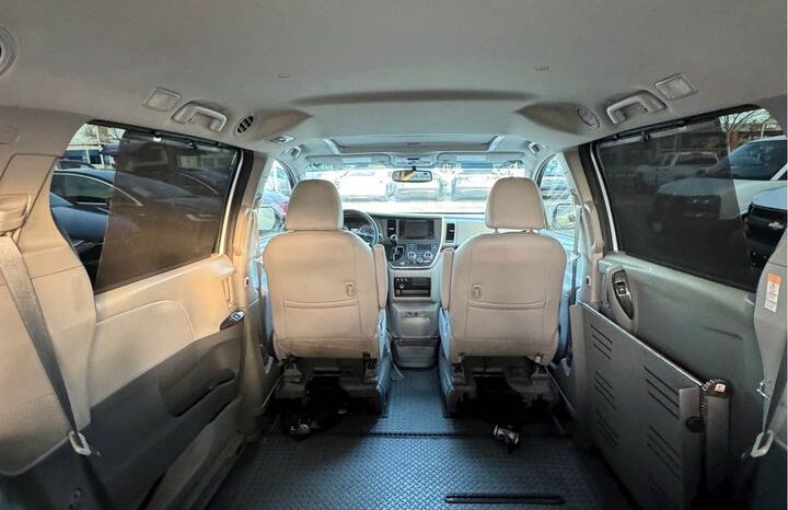 
								2015 Toyota sienna XLE Minivan 4D full									