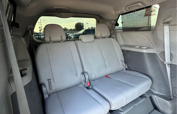 
								2015 Toyota sienna XLE Minivan 4D full									