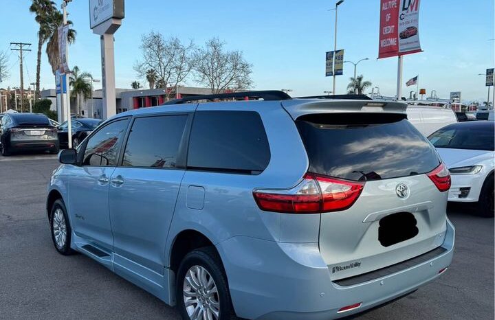 
								2015 Toyota sienna XLE Minivan 4D full									