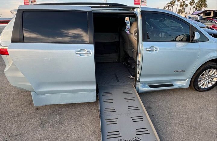 
								2015 Toyota sienna XLE Minivan 4D full									