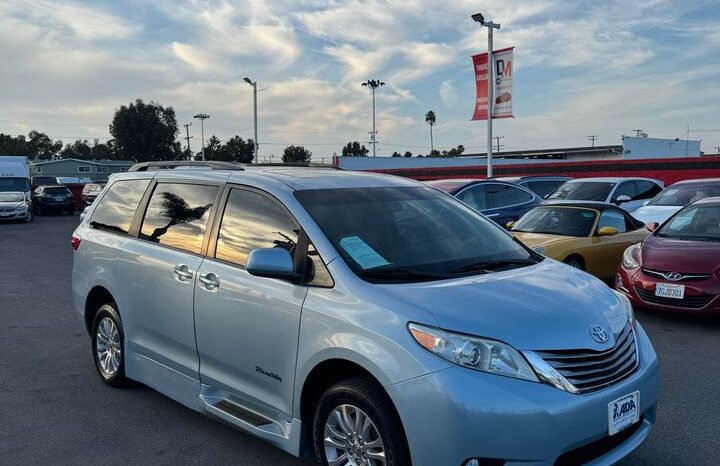 
								2015 Toyota sienna XLE Minivan 4D full									