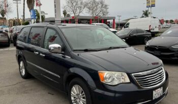 
									2013 Chrysler town & country Limited Minivan 4D full								