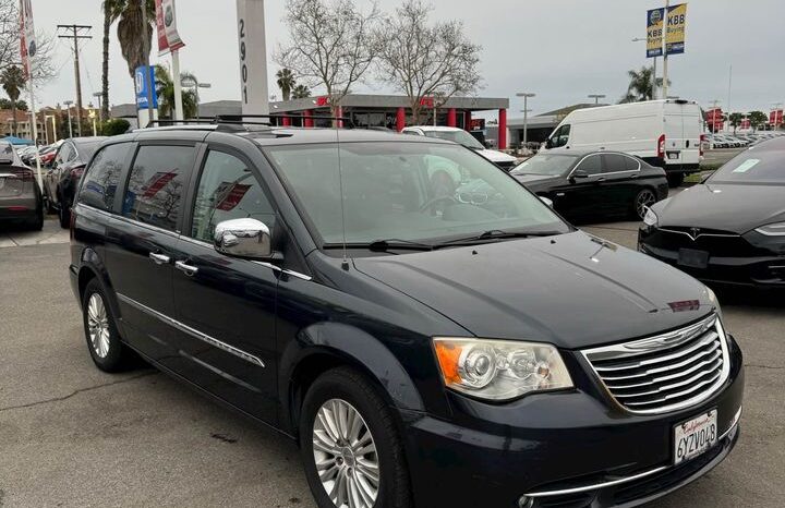 
								2013 Chrysler town & country Limited Minivan 4D full									