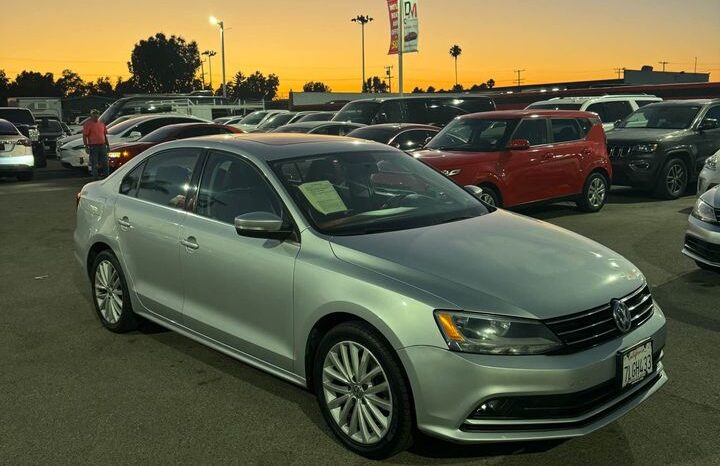 
								2015 Volkswagen jetta 1.8T SE Sedan 4D full									