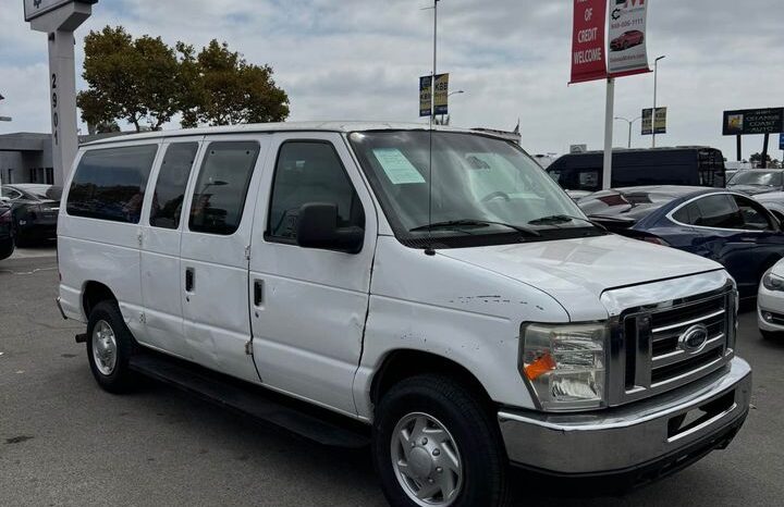 
								2010 Ford e350 super duty passenger XLT Van 3D full									