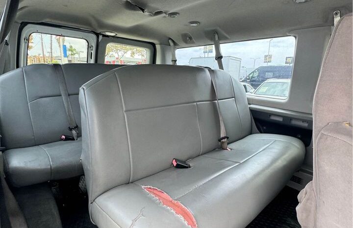 
								2010 Ford e350 super duty passenger XLT Van 3D full									