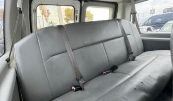 
									2010 Ford e350 super duty passenger XLT Van 3D full								