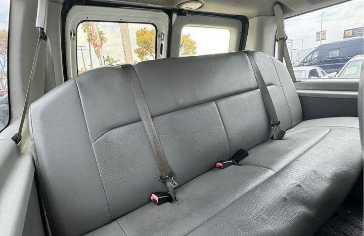 
								2010 Ford e350 super duty passenger XLT Van 3D full									