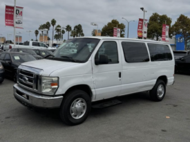 2010 Ford e350 super duty passenger XLT Van 3D