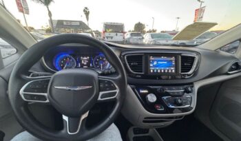 
									2020 Chrysler pacifica Touring Minivan 4D full								