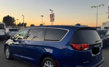 2020 Chrysler pacifica Touring Minivan 4D