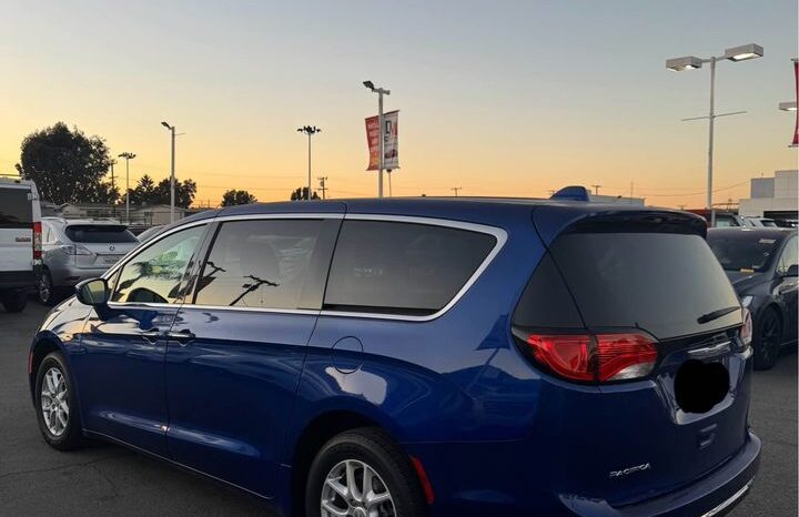 2020 Chrysler pacifica Touring Minivan 4D