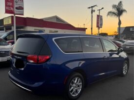 2020 Chrysler pacifica Touring Minivan 4D