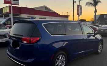 2020 Chrysler pacifica Touring Minivan 4D