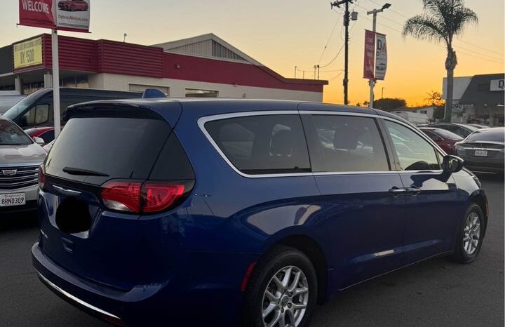 2020 Chrysler pacifica Touring Minivan 4D