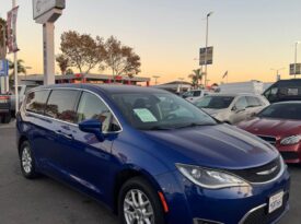 2020 Chrysler pacifica Touring Minivan 4D