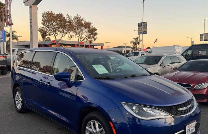 2020 Chrysler pacifica Touring Minivan 4D