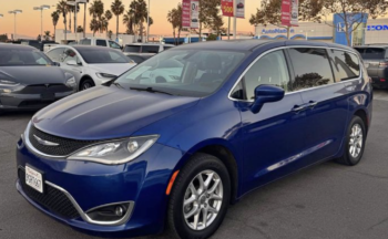 2020 Chrysler pacifica Touring Minivan 4D