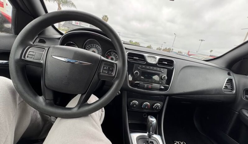 
								2013 Chrysler 200 LX Sedan 4D full									