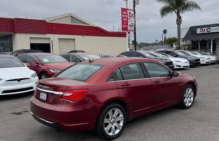 
								2013 Chrysler 200 LX Sedan 4D full									