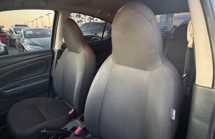 
								2016 Nissan versa full									