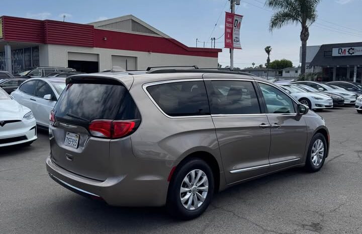 
								2017 Chrysler pacifica Touring L Minivan 4D full									