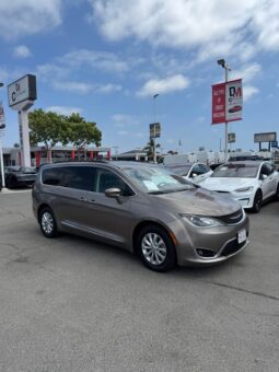 
										2017 Chrysler pacifica Touring L Minivan 4D full									