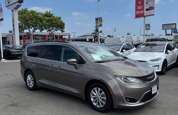 
								2017 Chrysler pacifica Touring L Minivan 4D full									