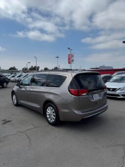 
										2017 Chrysler pacifica Touring L Minivan 4D full									