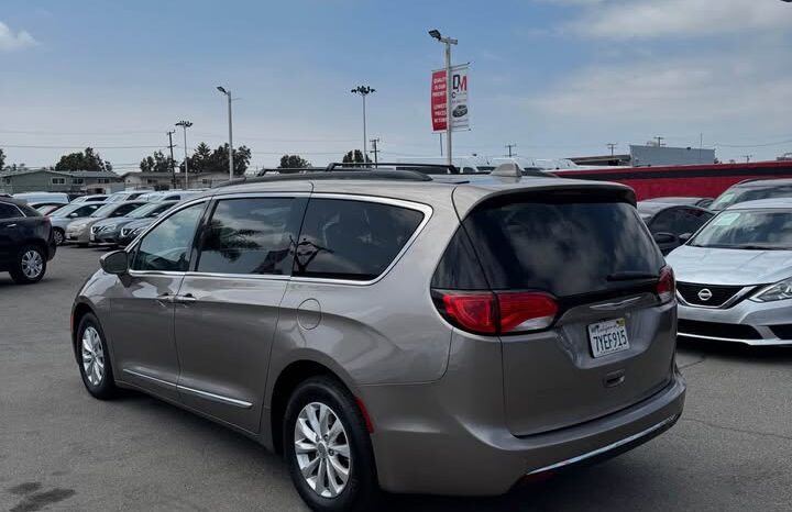 
								2017 Chrysler pacifica Touring L Minivan 4D full									