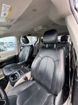 
										2017 Chrysler pacifica Touring L Minivan 4D full									