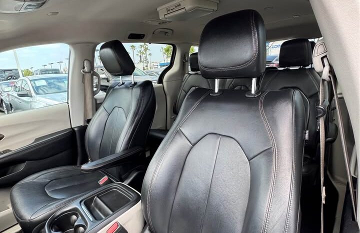 
								2017 Chrysler pacifica Touring L Minivan 4D full									