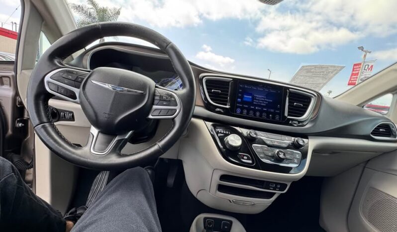 
								2017 Chrysler pacifica Touring L Minivan 4D full									