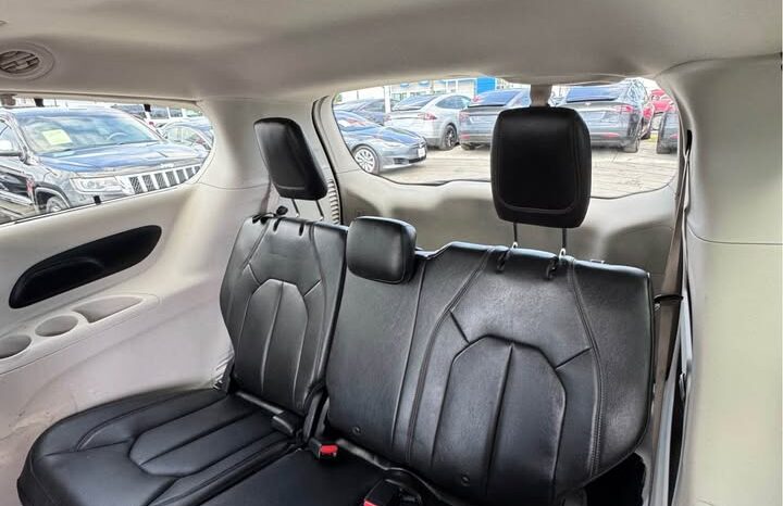 
								2017 Chrysler pacifica Touring L Minivan 4D full									