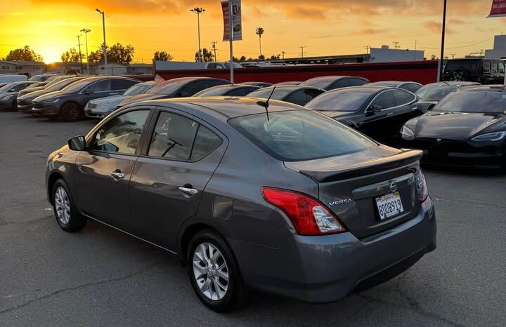 
								2018 Nissan versa SV Sedan 4D full									