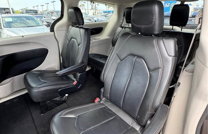 
								2017 Chrysler pacifica Touring L Minivan 4D full									