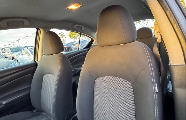 
								2018 Nissan versa SV Sedan 4D full									