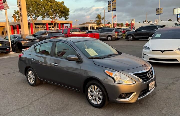 
								2018 Nissan versa SV Sedan 4D full									
