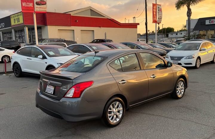 
								2018 Nissan versa SV Sedan 4D full									