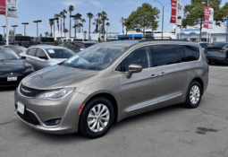 2017 Chrysler pacifica Touring L Minivan 4D