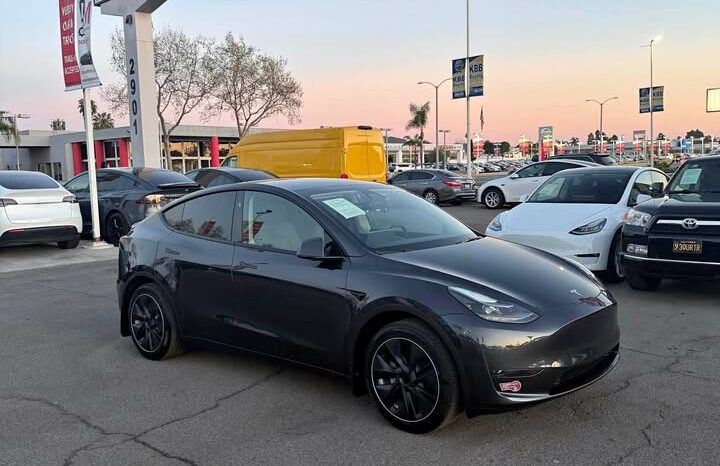 
								2024 Tesla model y Standard Range Sport Utility 4D full									