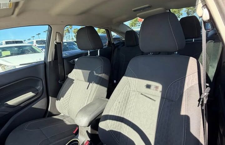 
								2015 Ford fiesta SE full									