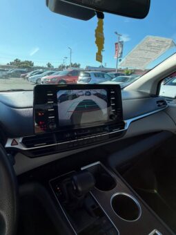 
										2023 Toyota sienna LE Van 4D full									