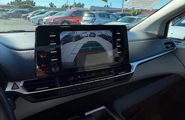 
								2023 Toyota sienna LE Van 4D full									